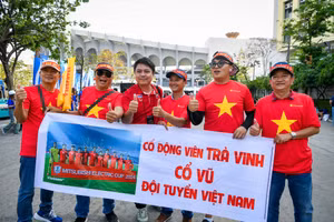 Cổ động viên "hâm nóng" sân Rajamangala trước trận chung kết Việt Nam-Thái Lan