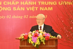 [Ảnh] Tổng Bí thư Nguyễn Phú Trọng nhận Huy hiệu 55 năm tuổi Đảng