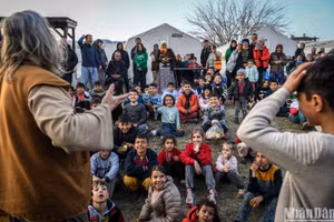 Gánh xiếc dạo quanh tâm chấn và nỗ lực chữa lành tâm hồn trẻ thơ sau thảm họa động đất 