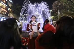 [Ảnh] Phố phường Hà Nội rộn ràng chuẩn bị đón chào năm mới Ất Tỵ 2025