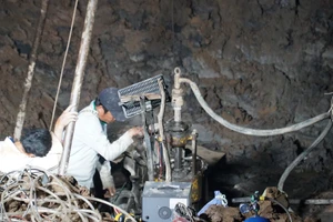 Trắng đêm cứu hộ cháu bé bị mắc kẹt dưới trụ bê-tông sâu 35m tại Đồng Tháp. (Ảnh: Hữu Nghĩa)