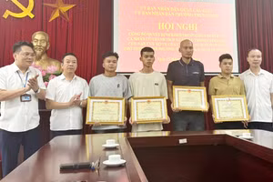 Quận Cầu Giấy khen thưởng 4 người tham gia cứu hộ, cứu nạn trong vụ cháy ở phố Trung Kính.