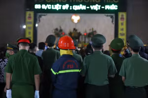 Cùng chiến đấu, cùng hy sinh, đến lúc cuối cùng, các anh vẫn ở cạnh nhau. Chỉ khác là không gian hôm nay đã nhuốm màu thương tiếc...