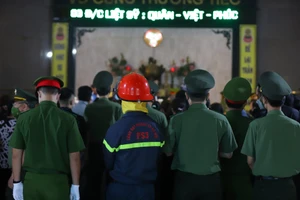 Cùng chiến đấu, cùng hy sinh, đến lúc cuối cùng, các anh vẫn ở cạnh nhau. Chỉ khác là không gian hôm nay đã nhuốm màu thương tiếc...