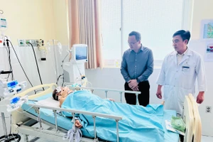 Ông Khuất Việt Hùng, Phó Chủ tịch chuyên trách Ủy ban An toàn giao thông quốc gia thăm hỏi các nạn nhân vụ tai nạn. (Ảnh: Ủy ban An toàn giao thông quốc gia)
