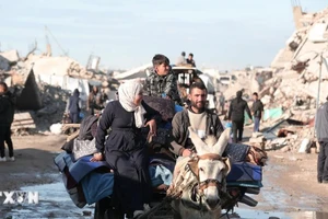 Người dân Palestine sơ tán tránh xung đột tại Gaza. (Ảnh: THX/TTXVN) 