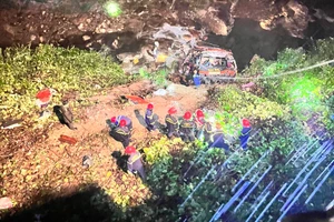 [Video] Khẩn trương cứu hộ các nạn nhân vụ xe khách lao xuống vực 