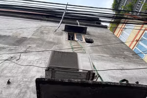 Một lối thoát được người dân đục mở tại vụ cháy nhà trọ trên phố Trung Kính.