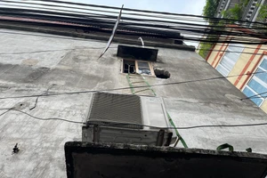 Một lối thoát được người dân đục mở tại vụ cháy nhà trọ trên phố Trung Kính.