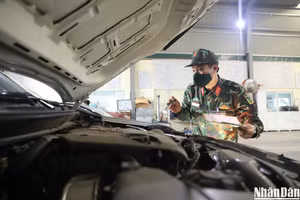 Lực lượng quân đội hỗ trợ trung tâm đăng kiểm tại Hà Nội. (Ảnh: Thành Đạt)