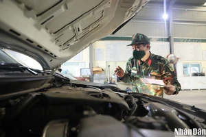 Lực lượng quân đội hỗ trợ trung tâm đăng kiểm tại Hà Nội. (Ảnh: Thành Đạt)