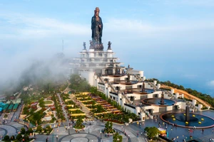 Núi Bà Đen là điểm đến tâm linh nổi tiếng bậc nhất Nam Bộ. Nơi đây được bao phủ bởi mây trắng quanh năm, là điểm đến không thể bỏ qua trong hành trình khám phá Tây Ninh.