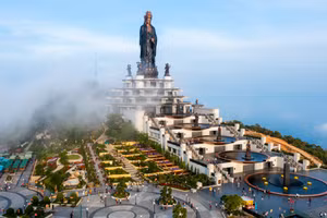 Núi Bà Đen là điểm đến tâm linh nổi tiếng bậc nhất Nam Bộ. Nơi đây được bao phủ bởi mây trắng quanh năm, là điểm đến không thể bỏ qua trong hành trình khám phá Tây Ninh.