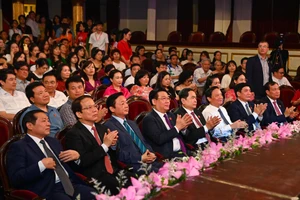 Chủ tịch Quốc hội Vương Đình Huệ, Phó Chủ tịch Thường trực Quốc hội Trần Thanh Mẫn, Phó Chủ tịch Quốc hội Nguyễn Khắc Định, Phó Thủ tướng Chính phủ Trần Hồng Hà cùng các đại biểu dự chương trình. (Ảnh: Duy Linh).