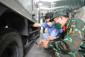 Lực lượng quân đội hỗ trợ công tác đăng kiểm tại Hà Nội.