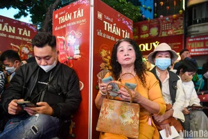 [Ảnh] Người dân xếp hàng từ mờ sáng để mua vàng trong Ngày vía Thần Tài 