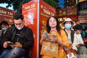 [Ảnh] Người dân xếp hàng từ mờ sáng để mua vàng trong Ngày vía Thần Tài 