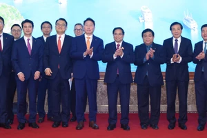 Thủ tướng Phạm Minh Chính và ông Chey Tae Won, Chủ tịch tập đoàn SK của Hàn Quốc.