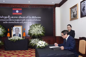 Thủ tướng Phạm Minh Chính ghi sổ tang chia buồn.