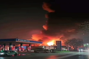 Hiện trường vụ cháy cạnh trạm xăng dầu Đông Dư