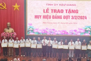 Trao Huy hiệu Đảng tặng các đồng chí cao niên tuổi Đảng.