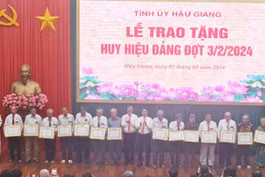 Trao Huy hiệu Đảng tặng các đồng chí cao niên tuổi Đảng.