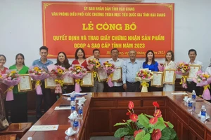 Trao giấy chứng nhận cho các chủ thể