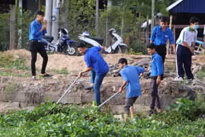 Sau lễ phát động, lực lượng đoàn viên, thanh niên của thành phố Vị Thanh tham gia vệ sinh các tuyến kênh 