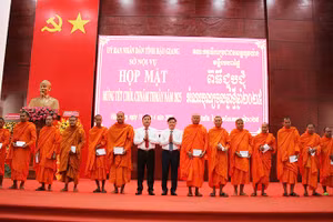 Lãnh đạo tỉnh Hậu Giang tặng quà cho các vị trụ trì đại diện 15 Chùa Nam tông Khmer trong tỉnh.