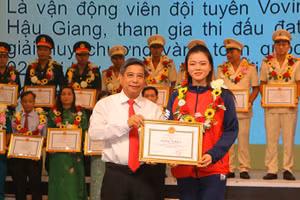 Chủ tịch Ủy ban nhân dân tỉnh Hậu Giang Đồng Văn Thanh tặng Bằng khen cho các cá nhân.