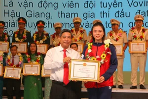 Chủ tịch Ủy ban nhân dân tỉnh Hậu Giang Đồng Văn Thanh tặng Bằng khen cho các cá nhân.