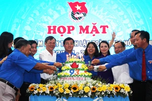 Cắt bánh kem mừng sinh nhật Đoàn.