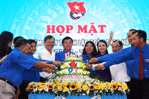 Cắt bánh kem mừng sinh nhật Đoàn.