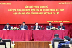 Chủ tịch Quốc hội Vương Đình Huệ; Phó Thủ tướng, Bộ trưởng Ngoại giao Lào Saleumxay Kommasith; Phó Chủ tịch Quốc hội Lào Xommat Phonsena; Bộ trưởng Kế hoạch và Đầu tư Nguyễn Chí Dũng; Đại sứ Việt Nam tại Lào Nguyễn Bá Hùng tại cuộc gặp mặt cộng đồng doanh nghiệp Việt Nam tại Lào. (Ảnh: Hải Tiến)