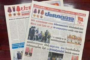 Trang nhất các tờ báo lớn của Lào số ra ngày 22/4 đều đăng tải các bài viết ca ngợi quan hệ Việt Nam-Lào. (Ảnh: Hải Tiến)