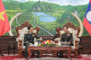 Đại tướng Phan Văn Giang và Thượng tướng Khamliang Outhakaysone. (Ảnh: Hải Tiến)