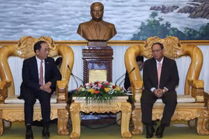 Thứ trưởng Công an Trần Quốc Tỏ chào xã giao Đại tướng Vilay Lakhamphong, Phó Thủ tướng Chính phủ, Bộ trưởng Công an Lào. Ảnh: Hải Tiến