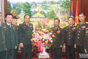 Đoàn công tác của Bộ Quốc phòng Việt Nam chúc mừng 75 năm Ngày thành lập Quân đội nhân dân Lào. (Ảnh: Hải Tiến)