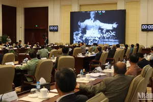 Ban Chấp hành Trung ương Đảng Nhân dân Cách mạng Lào xem phim tài liệu về cuộc đời và sự nghiệp của Chủ tịch Hồ Chí Minh. (Ảnh: HẢI TIẾN)