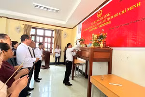 Các đại biểu thành kính dâng hương kỷ niệm Ngày sinh Chủ tịch Hồ Chí Minh. (Ảnh: Hải Tiến)