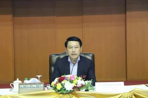 Phó Thủ tướng, Bộ trưởng Ngoại giao Lào Saleumxay Kommasith chủ trì cuộc họp về công tác chuẩn bị tổ chức Hội nghị. Ảnh: Báo Pasaxon
