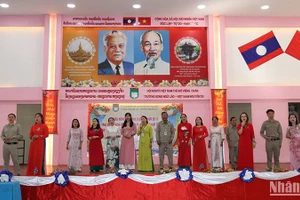 Tập thể giáo viên Trường Song ngữ Lào-Việt Nam Nguyễn Du biểu diễn ca khúc “Bài ca người giáo viên nhân dân”. (Ảnh: Hải Tiến)