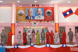 Tập thể giáo viên Trường Song ngữ Lào-Việt Nam Nguyễn Du biểu diễn ca khúc “Bài ca người giáo viên nhân dân”. (Ảnh: Hải Tiến)