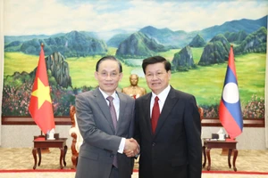 Tổng Bí thư, Chủ tịch nước Lào Thongloun Sisoulith tiếp đồng chí Lê Hoài Trung và đoàn Ban Đối ngoại Trung ương. (Ảnh: Trịnh Dũng)