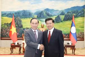 Tổng Bí thư, Chủ tịch nước Lào Thongloun Sisoulith tiếp đồng chí Lê Hoài Trung và đoàn Ban Đối ngoại Trung ương. (Ảnh: Trịnh Dũng)