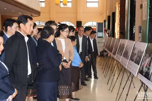 Các đại biểu tại Triển lãm ảnh. (Ảnh: HẢI TIẾN)