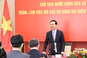 Chủ tịch nước Võ Văn Thưởng gặp mặt đại diện doanh nghiệp và cộng đồng người Việt Nam tại Lào. (Ảnh: TRỊNH DŨNG)