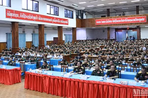 Khoảng 400 tướng lĩnh, sĩ quan, cán bộ chiến sĩ Quân đội nhân dân Lào tham dự buổi nói chuyện. (Ảnh: Hải Tiến)