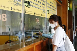 Hành khách đặt vé tại Bến xe Trung tâm Lào Cai. (Ảnh: MẠNH DŨNG)