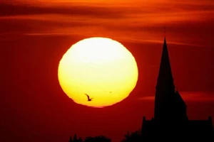 Hoàng hôn tại Oisy-le-Verger, Pháp, ngày 14/7. (Ảnh: Reuters)